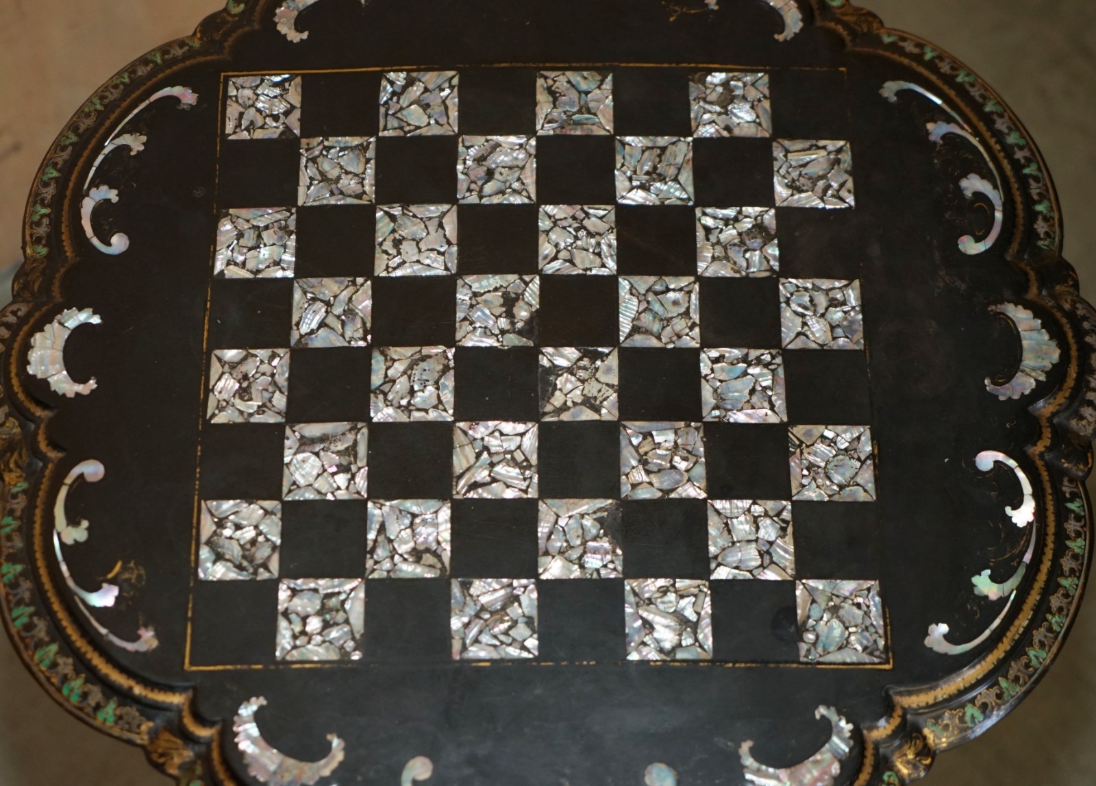 ANTIQUE-VICTORIAN-1860-BLACK-LACQUER-MOTHER-OF-PEARL-CHESS-TILT-TOP-GAMES-TABLE-187687763486-5