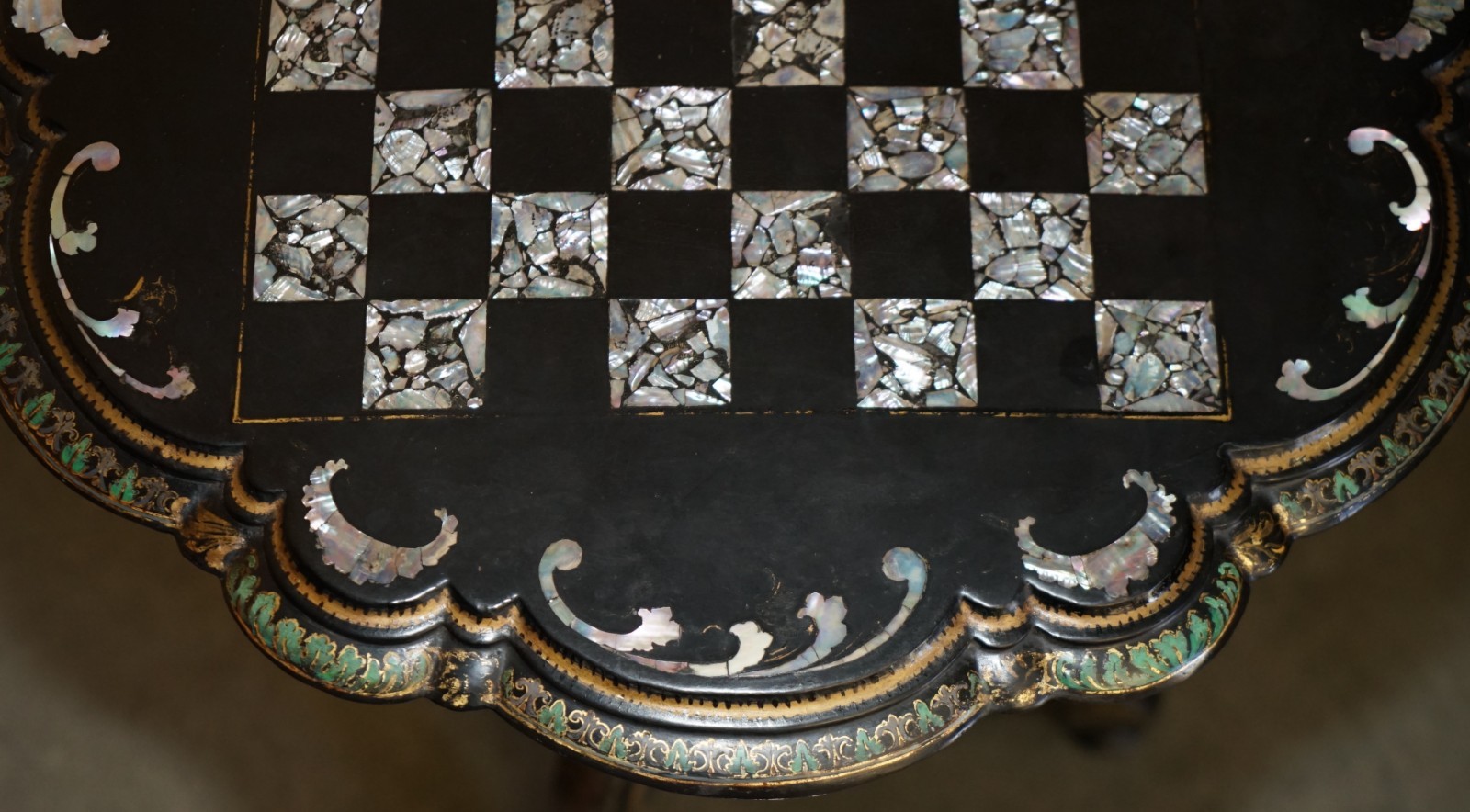 ANTIQUE-VICTORIAN-1860-BLACK-LACQUER-MOTHER-OF-PEARL-CHESS-TILT-TOP-GAMES-TABLE-187687763486-6