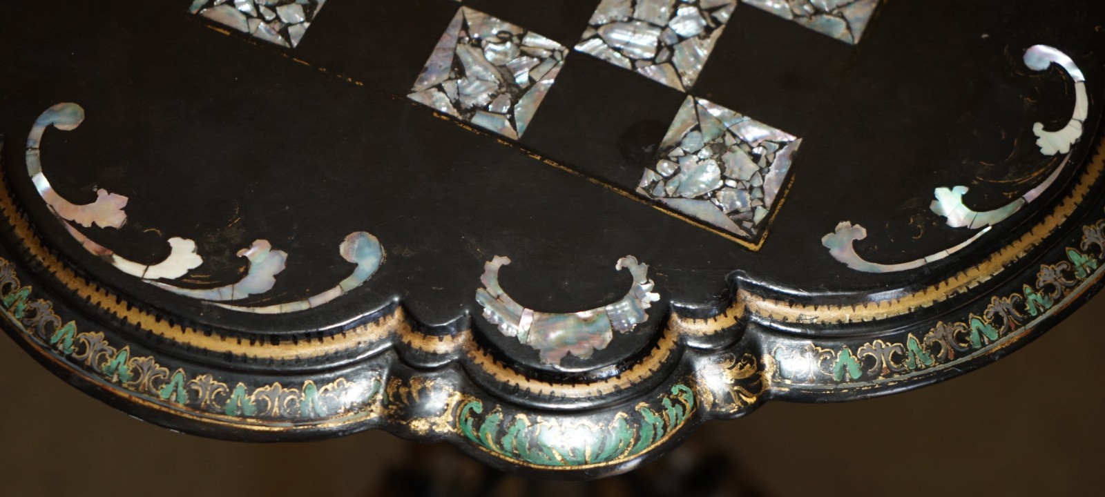 ANTIQUE-VICTORIAN-1860-BLACK-LACQUER-MOTHER-OF-PEARL-CHESS-TILT-TOP-GAMES-TABLE-187687763486-7