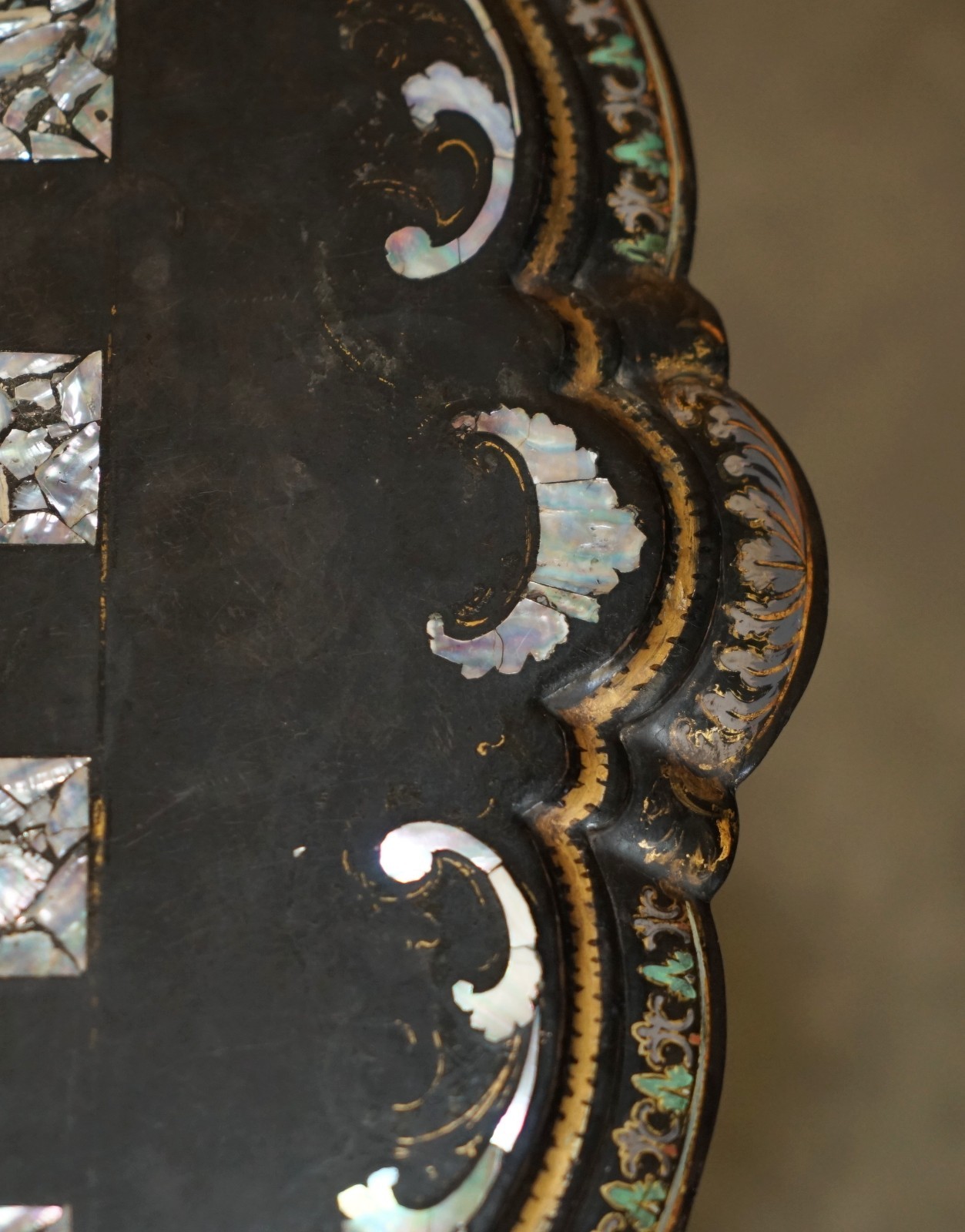 ANTIQUE-VICTORIAN-1860-BLACK-LACQUER-MOTHER-OF-PEARL-CHESS-TILT-TOP-GAMES-TABLE-187687763486-9