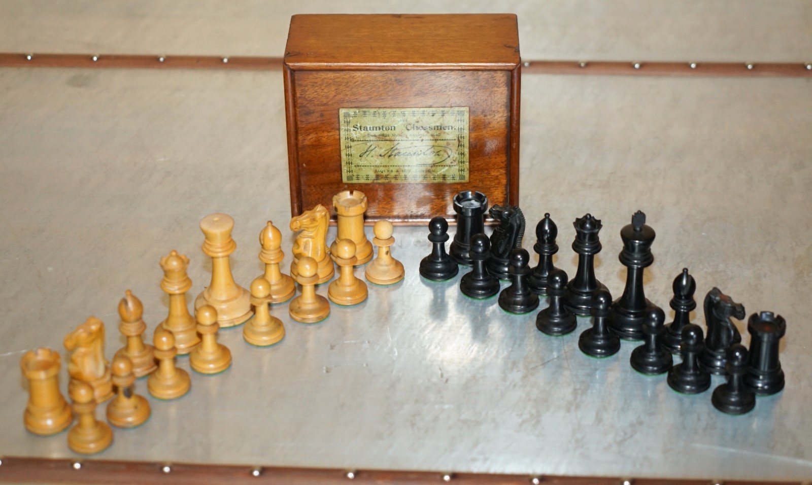 ANTIQUE-VICTORIAN-JACQUE-STAUNTON-CHESSMAN-STAMPED-CHESS-SET-IN-ORIGINAL-BOX-205812678116-2