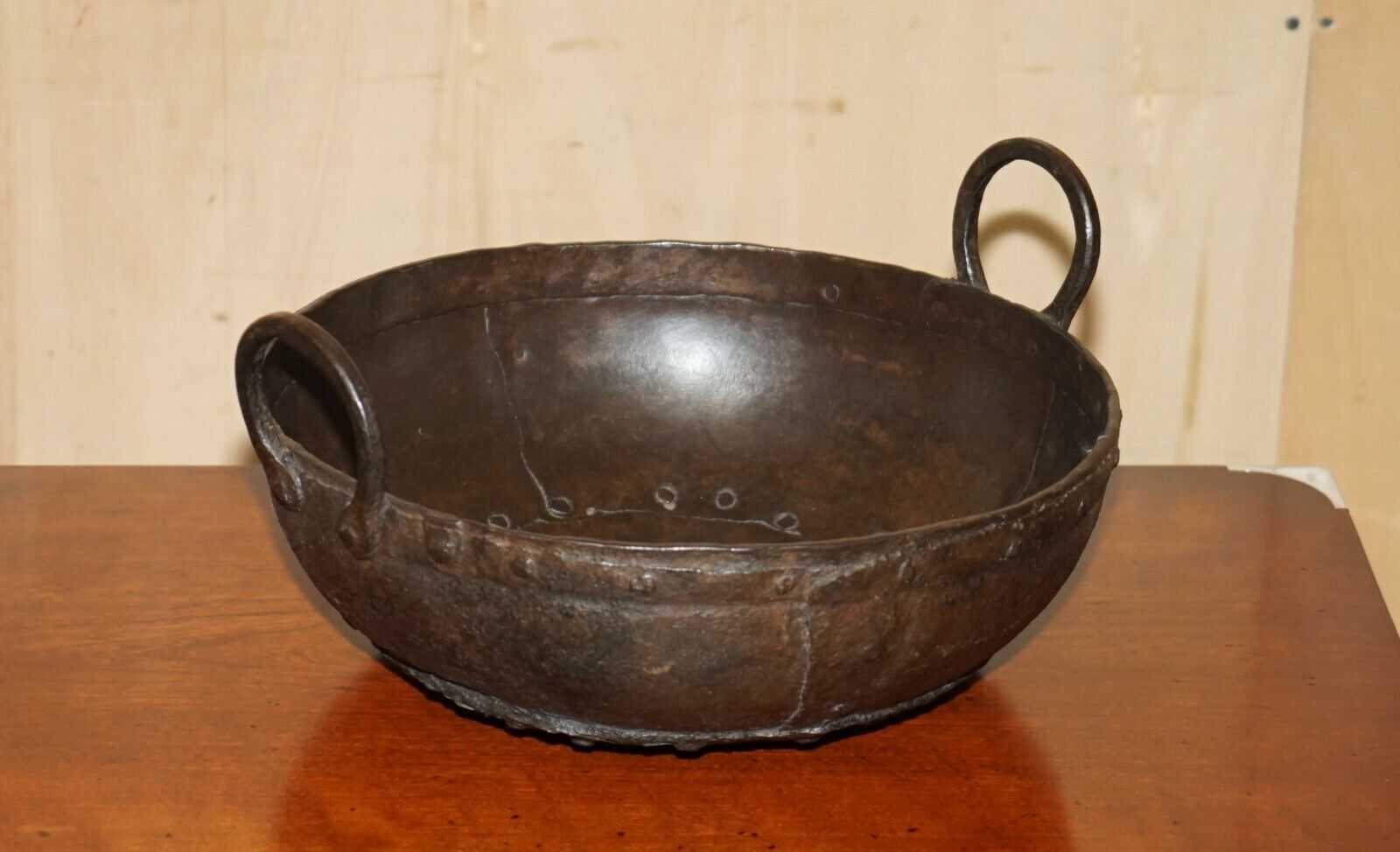 STUNNING ANTIQUE SUPER DECORATIVE HAND HAMMERED BOWL IDEAL FOR FRUIT OR BBQ