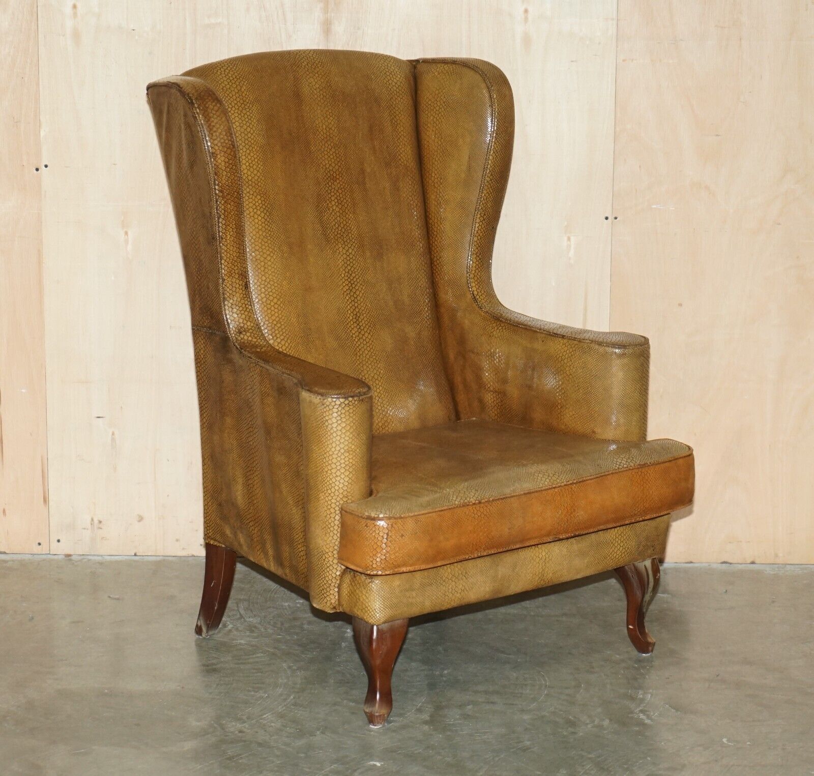 EXQUISITE SPANISH WINGBACK ARMCHAIR WITH ALLIGATOR CROCODILE LEATHER UPHOLSTERY