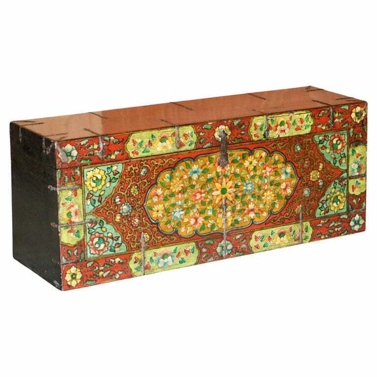 EXQUISTE HAND PAINTED ORIENTAL CHINESE LINEN TRUNK OR CHEST VERY DECORATIVE