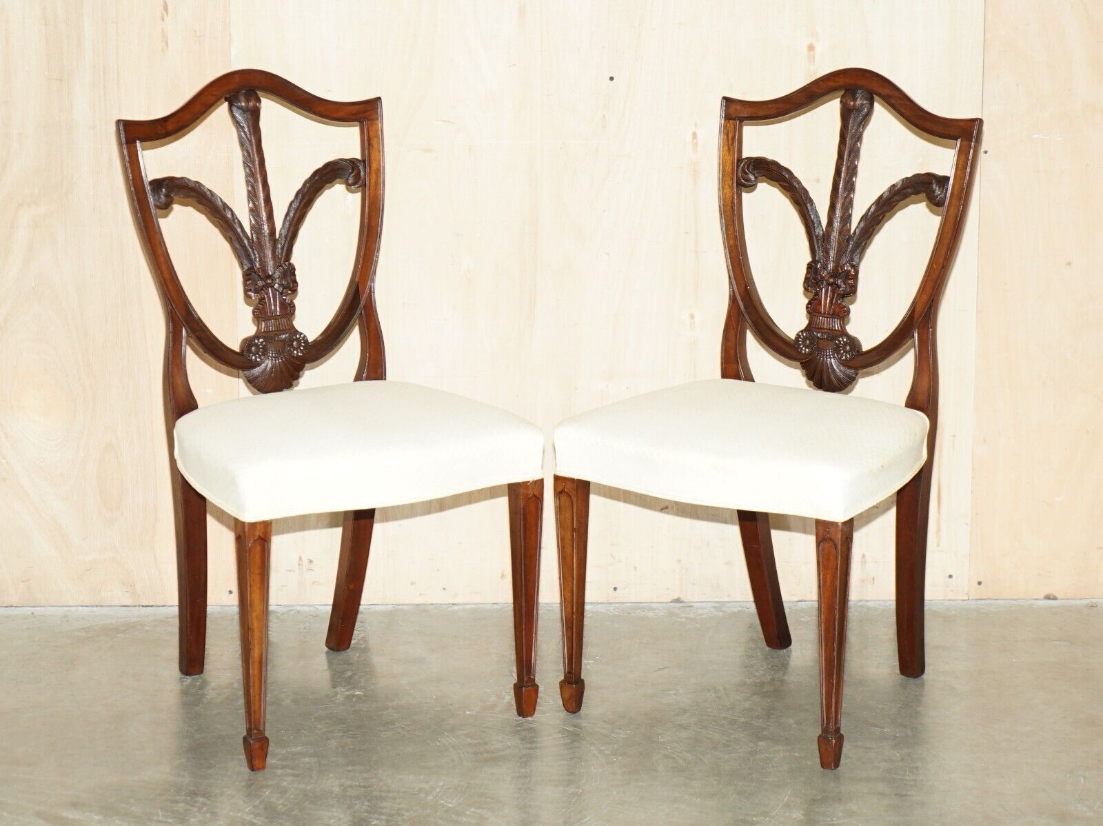 FINE PAIR OF ANTIQUE VICTORIAN GEORGE HEPPLEWHITE PRINCE OF WALES SIDE CHAIRS