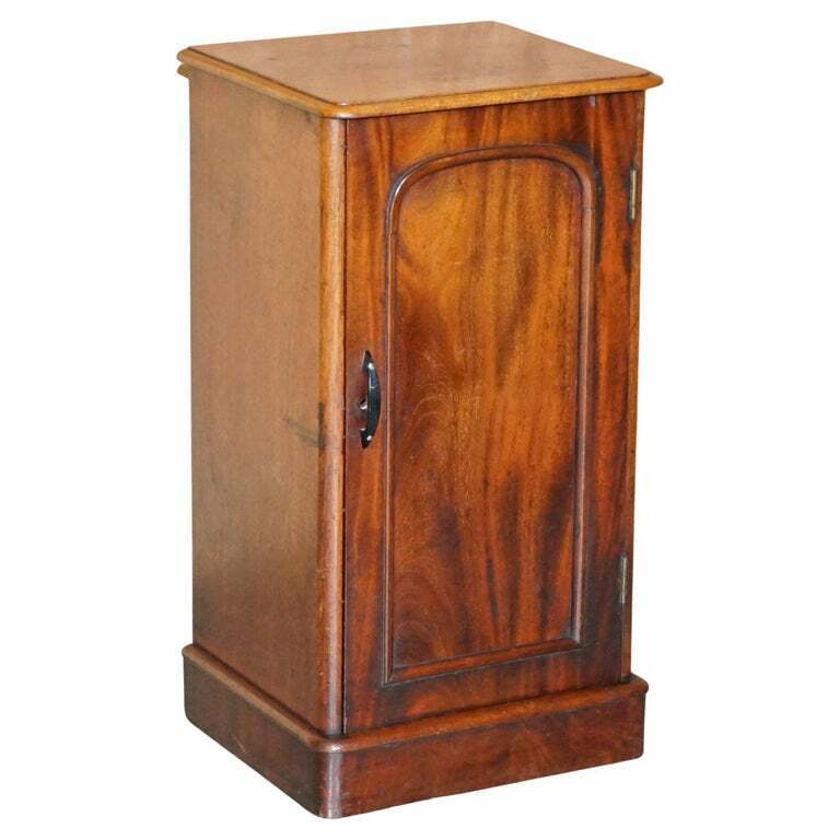 LOVELY ANTIQUE VICTORIAN FLAMED MAHOGANY SIDE END LAMP TABLE SIZED POT CUPBOARD
