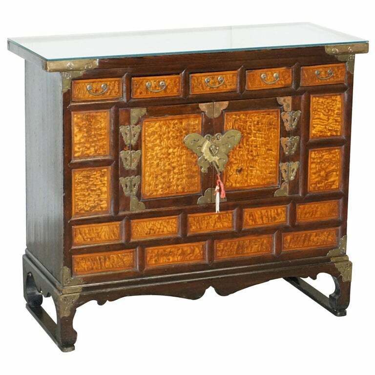 ANTIQUE CIRCA 1900 CHINESE EXPORT BURR ELM & BRASS ENGRAVED SIDEBOARD BUTTERFLY