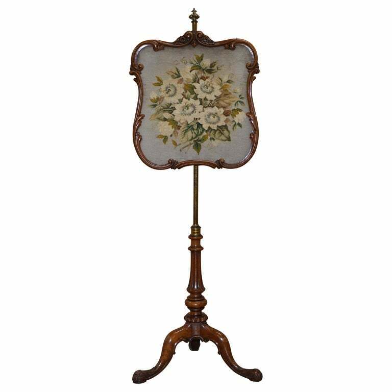 CIRCA 1850 STAMPED GILLOWS OF LANCASTER WALNUT HEIGHT ADJUSTABLE POLE SCREEN