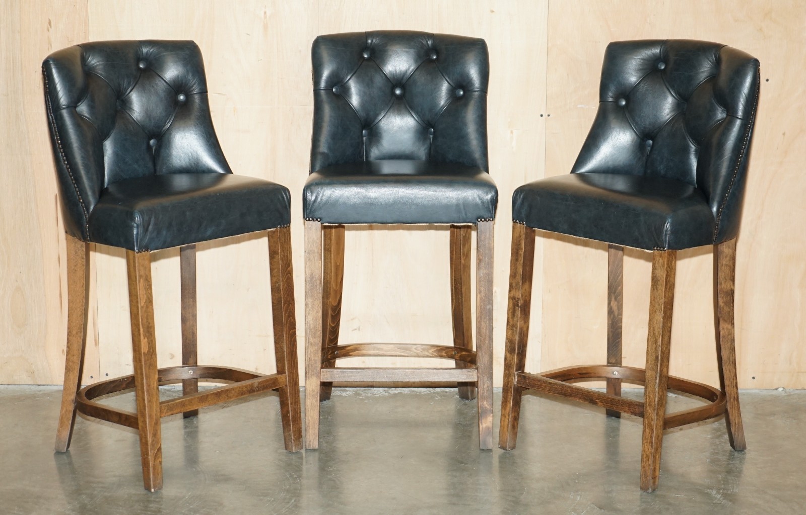 THREE-VINTAGE-GREEN-LEATHER-CHESTERFIELD-TUFTED-KITCHEN-DINER-BAR-STOOLS-187688625029-2