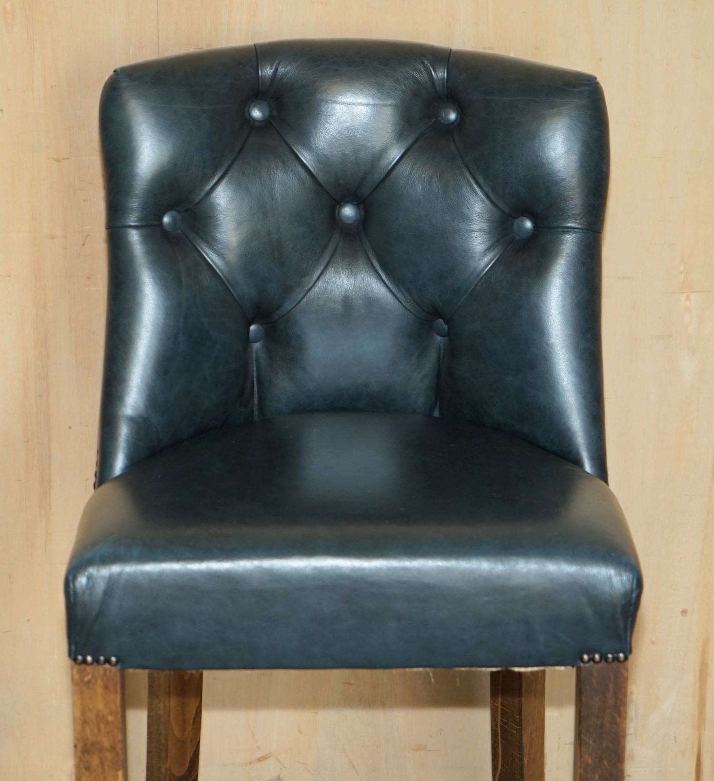 THREE-VINTAGE-GREEN-LEATHER-CHESTERFIELD-TUFTED-KITCHEN-DINER-BAR-STOOLS-187688625029-5