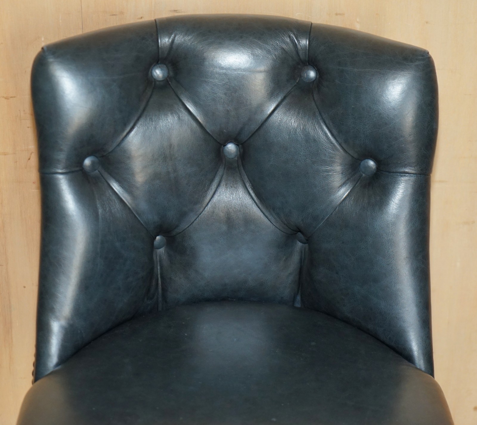 THREE-VINTAGE-GREEN-LEATHER-CHESTERFIELD-TUFTED-KITCHEN-DINER-BAR-STOOLS-187688625029-6